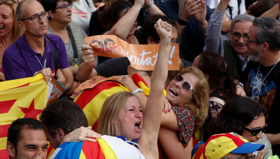 Partidarios de la independecia celebran la declaración del Parlament de Cataluña. Partidarios de la independecia celebran la declaración del Parlament de Cataluña.