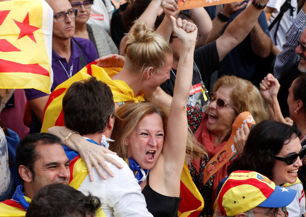 Partidarios de la independecia celebran la declaración del Parlament de Cataluña. Partidarios de la independecia celebran la declaración del Parlament de Cataluña.