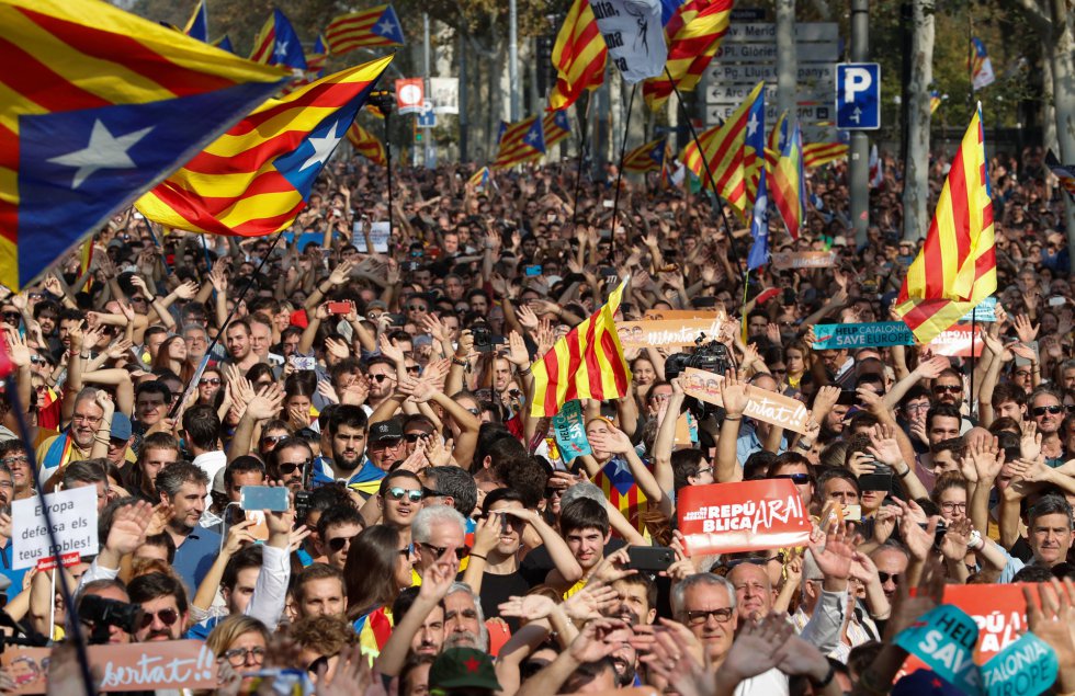 Partidarios de la independecia celebran la declaración del Parlament de Cataluña. Partidarios de la independecia celebran la declaración del Parlament de Cataluña.