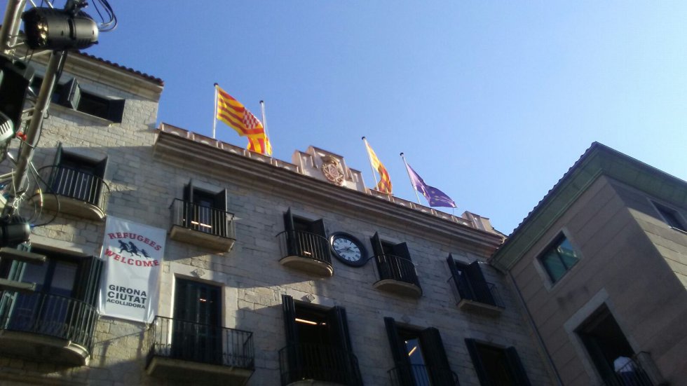 Fachada del Ayuntamiento de Girona. La bandera de España se ha retirado. Fachada del Ayuntamiento de Girona. La bandera de España se ha retirado.