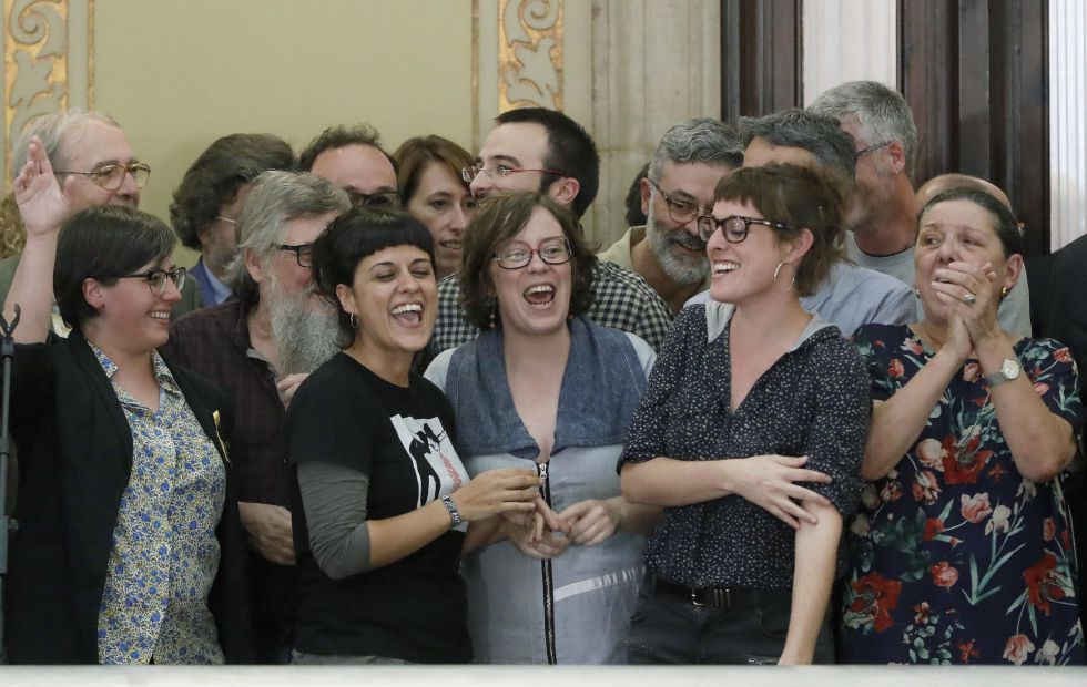 La diputada de la CUP, Anna Gabriel (2i), junto a diputados de su formación muestran su alegría en los pasillos del Parlament. La diputada de la CUP, Anna Gabriel (2i), junto a diputados de su formación muestran su alegría en los pasillos del Parlament.
