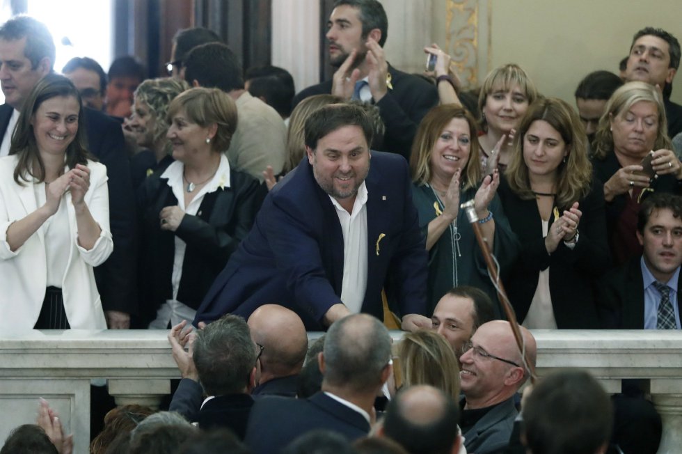 El vicepresidente del Govern y conseller de Economía, Oriol Junqueras celebra en las escalinatas del Parlament la declaración de independencia. El vicepresidente del Govern y conseller de Economía, Oriol Junqueras celebra en las escalinatas del Parlament la declaración de independencia.