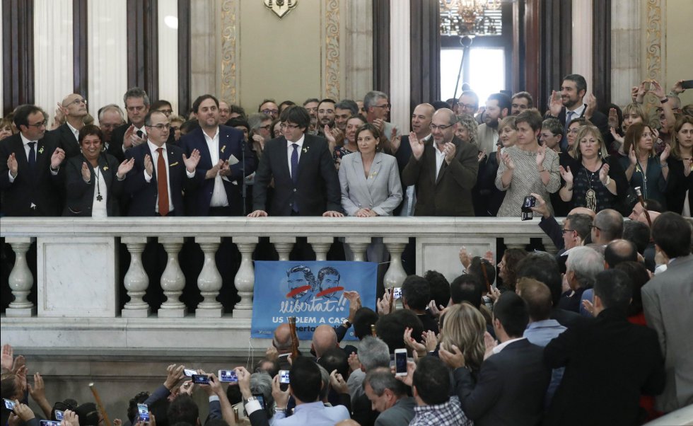 Puigdemont, Junqueras y Forcadell realiza una declaración en las escalinatas del Parlament tras aprobarse en el pleno, la declaración de independencia, con los votos de Junts pel Sí (JxSí) y la CUP. Puigdemont, Junqueras y Forcadell realiza una declaración en las escalinatas del Parlament tras aprobarse en el pleno, la declaración de independencia, con los votos de Junts pel Sí (JxSí) y la CUP.