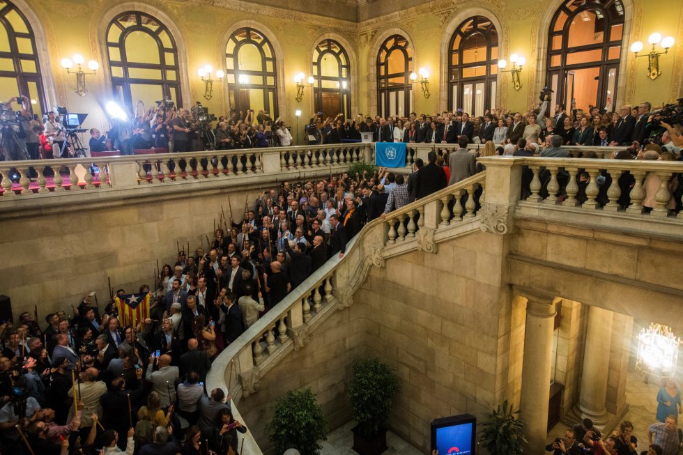 Escalinatas del Parlament catalán tras aprobarse en el pleno, la declaración de independencia. Escalinatas del Parlament catalán tras aprobarse en el pleno, la declaración de independencia.