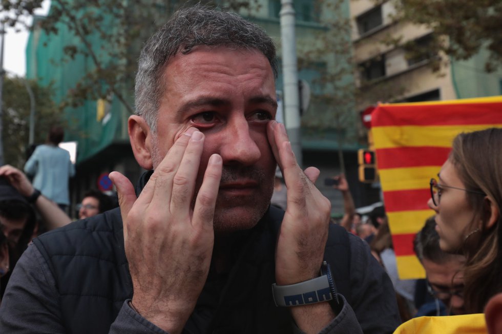 Lágrimas ente algunos de los defensores de la independencia tras la aprobación en el Parlament catalán. Lágrimas ente algunos de los defensores de la independencia tras la aprobación en el Parlament catalán.