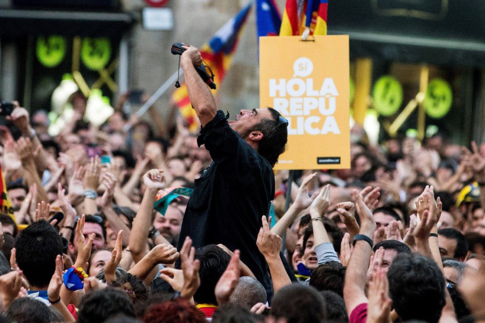 Independentistas concentrados esta tarde en la Plaza Sant Jaume de Barcelona, ante el Palau de la Generalitat, sede del gobierno catalán, festejan que el Parlament ha declarado de forma unilateral la independencia de Cataluña. Independentistas concentrados esta tarde en la Plaza Sant Jaume de Barcelona, ante el Palau de la Generalitat, sede del gobierno catalán, festejan que el Parlament ha declarado de forma unilateral la independencia de Cataluña.