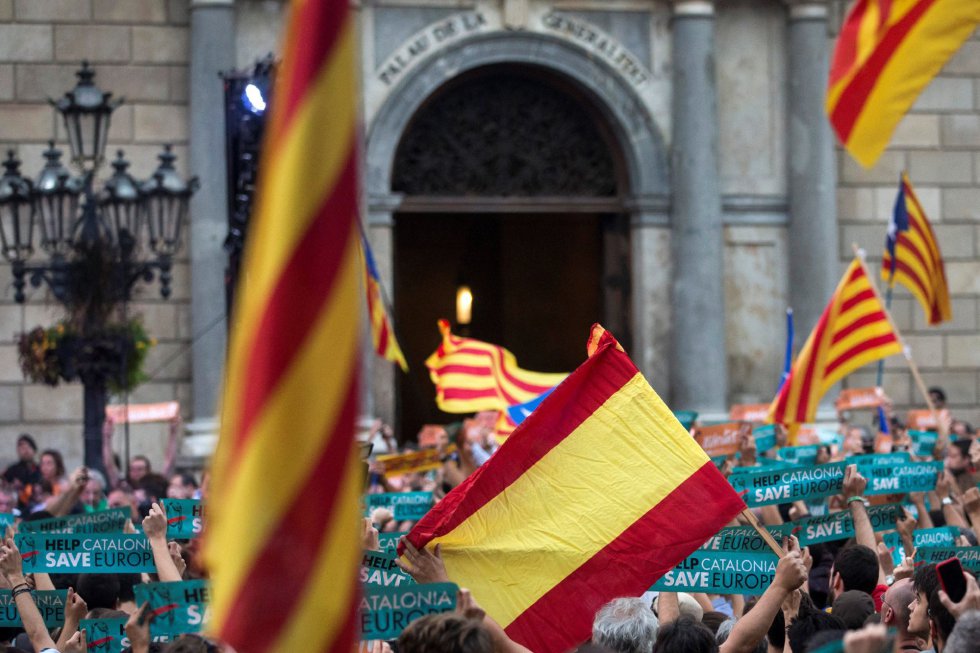 Una bandera española se mezcla con independentistas concentrados esta tarde en la Plaza Sant Jaume de Barcelona, ante el Palau de la Generalitat, sede del gobierno catalán, para festejar que el Parlament ha declarado de forma unilateral la independencia de Cataluña. Una bandera española se mezcla con independentistas concentrados esta tarde en la Plaza Sant Jaume de Barcelona, ante el Palau de la Generalitat, sede del gobierno catalán, para festejar que el Parlament ha declarado de forma unilateral la independencia de Cataluña.