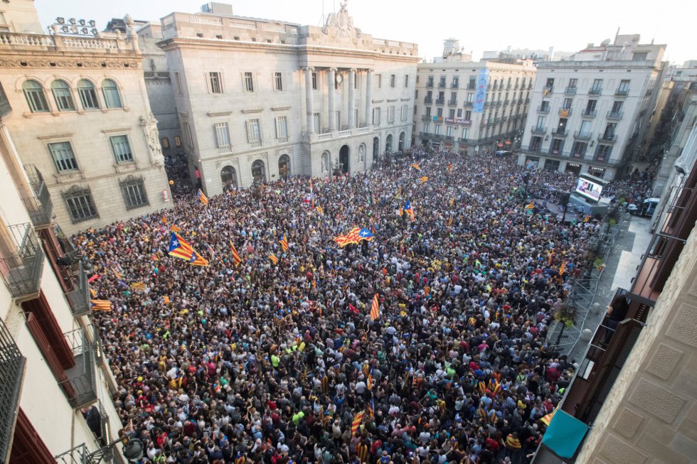 Unas 6.000 personas, según la Guardia Urbana, se han concentrado esta tarde espontáneamente en la plaza de Sant Jaume de Barcelona, ante el Palau de la Generalitat, sede del gobierno catalán, para festejar que el Parlament ha declarado de forma unilateral la independencia de Cataluña. Unas 6.000 personas, según la Guardia Urbana, se han concentrado esta tarde espontáneamente en la plaza de Sant Jaume de Barcelona, ante el Palau de la Generalitat, sede del gobierno catalán, para festejar que el Parlament ha declarado de forma unilateral la independencia de Cataluña.