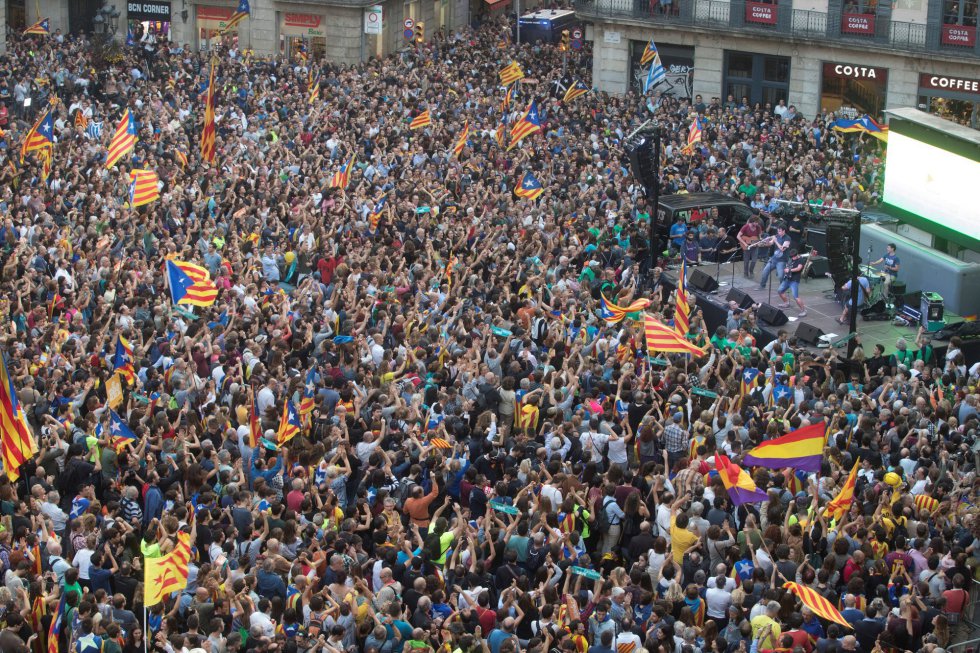 Unas 6.000 personas, según la Guardia Urbana, se han concentrado esta tarde espontáneamente en la plaza de Sant Jaume de Barcelona, ante el Palau de la Generalitat, sede del gobierno catalán, para festejar que el Parlament ha declarado de forma unilateral la independencia de Cataluña. Unas 6.000 personas, según la Guardia Urbana, se han concentrado esta tarde espontáneamente en la plaza de Sant Jaume de Barcelona, ante el Palau de la Generalitat, sede del gobierno catalán, para festejar que el Parlament ha declarado de forma unilateral la independencia de Cataluña.
