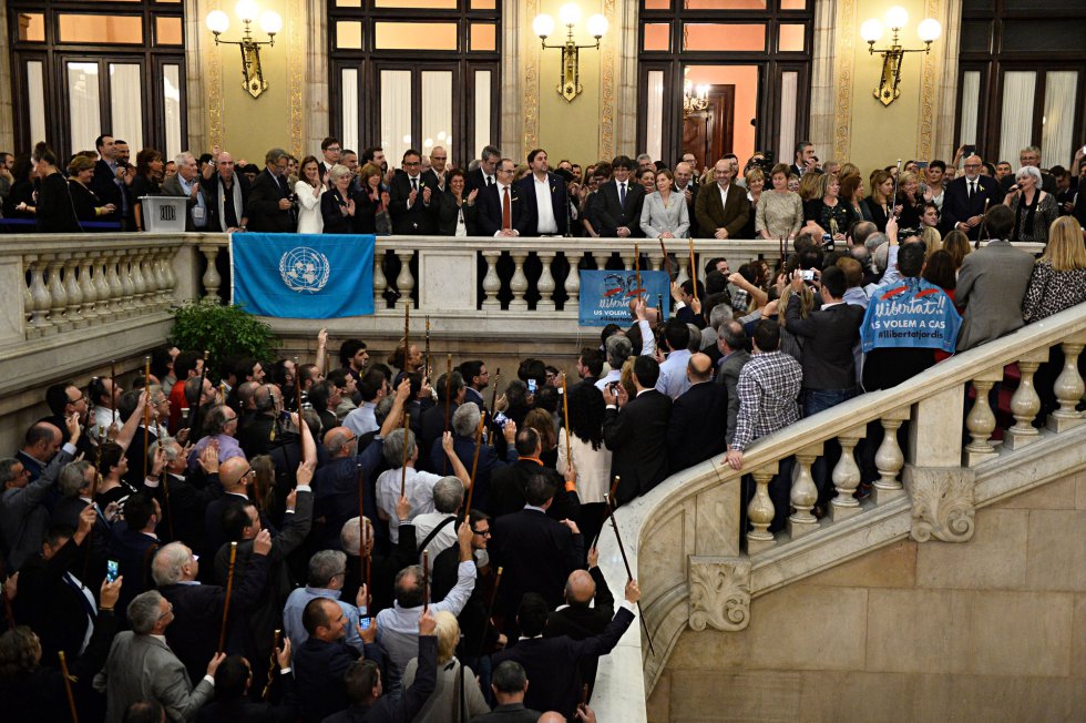 El president de la Generalitat, Carles Puigdemont; el vicepresident, Oriol Junqueras, con algunos de los alcaldes en las escalera del Parlament. El president de la Generalitat, Carles Puigdemont; el vicepresident, Oriol Junqueras, con algunos de los alcaldes en las escalera del Parlament.