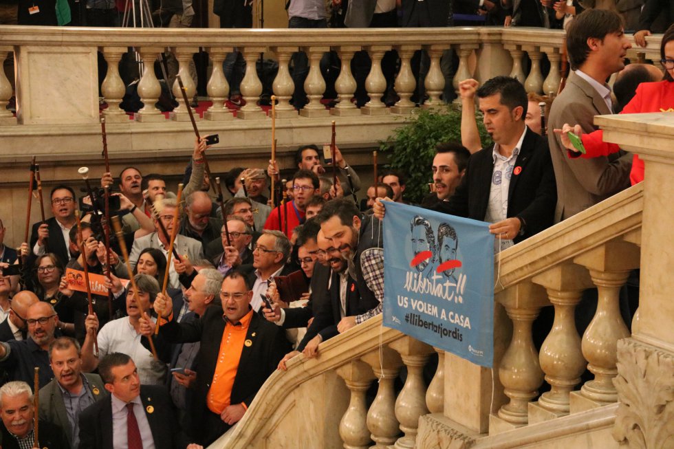 Una pancarta pide la libertat de Jordi Sànchez (ANC) y Jordi Cuixart (Òmnium). Una pancarta pide la libertat de Jordi Sànchez (ANC) y Jordi Cuixart (Òmnium).