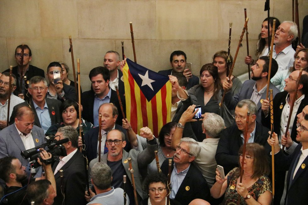 Alcaldes independentistas en las escalera del Parlament. Alcaldes independentistas en las escalera del Parlament.