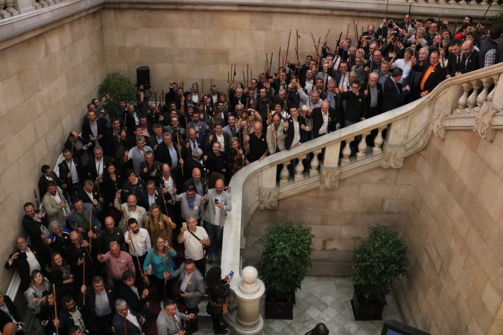 Alcaldes independentistas en las escaleras del Parlament. Alcaldes independentistas en las escaleras del Parlament.