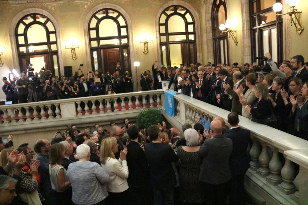 Alcaldes independentistas en las escaleras del Parlament. Alcaldes independentistas en las escaleras del Parlament.