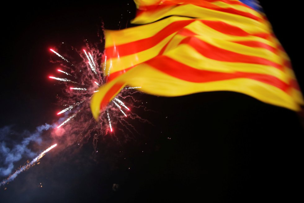 Miles de independentistas celebran en las plaza de Sant Jaume la declaración de independencia del Parlament de Cataluña. Miles de independentistas celebran en las plaza de Sant Jaume la declaración de independencia del Parlament de Cataluña.