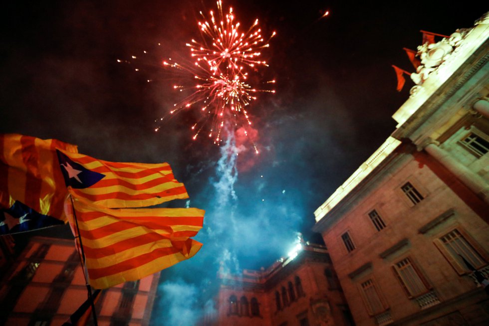 Miles de independentistas celebran en las plaza de Sant Jaume la declaración de independencia del Parlament de Cataluña. Miles de independentistas celebran en las plaza de Sant Jaume la declaración de independencia del Parlament de Cataluña.