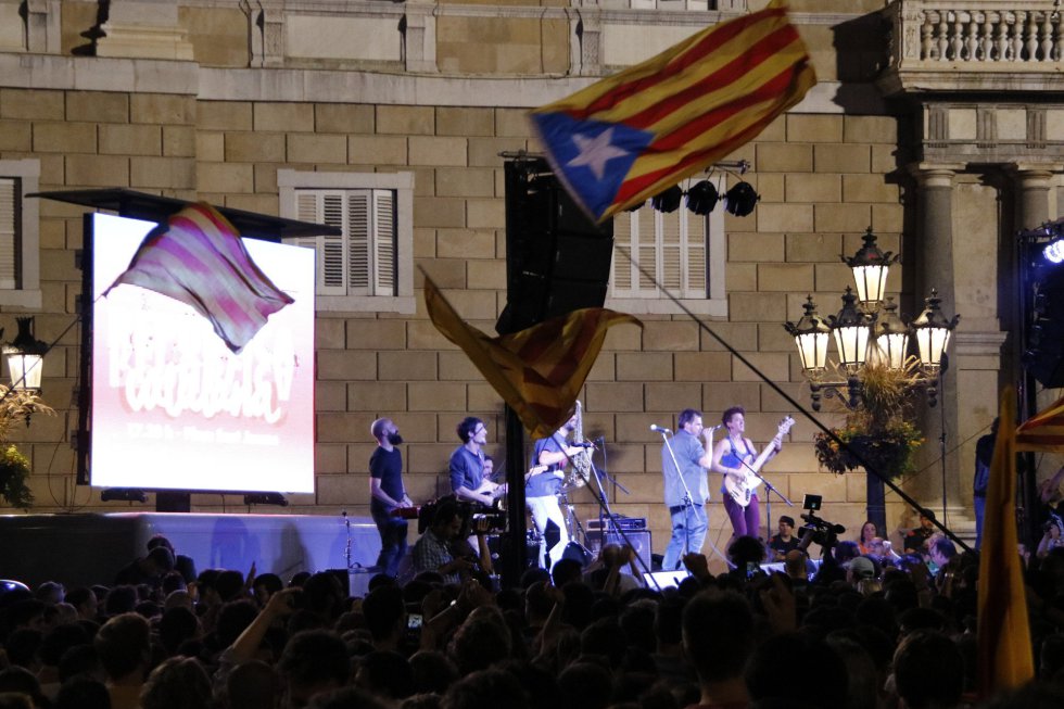 Miles de independentistas celebran en las plaza de Sant Jaume la declaración de independencia del Parlament de Cataluña. Miles de independentistas celebran en las plaza de Sant Jaume la declaración de independencia del Parlament de Cataluña.