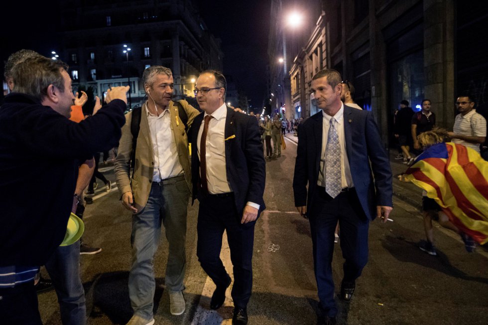 El portavoz del gobierno catalán, Jordi Turull junto al exdiputado de Esquerra, Oriol Amorós en las inmediaciones de la Plaza Sant Jaume donde miles de personas celebran la proclamació de la República catalana. El portavoz del gobierno catalán, Jordi Turull junto al exdiputado de Esquerra, Oriol Amorós en las inmediaciones de la Plaza Sant Jaume donde miles de personas celebran la proclamació de la República catalana.