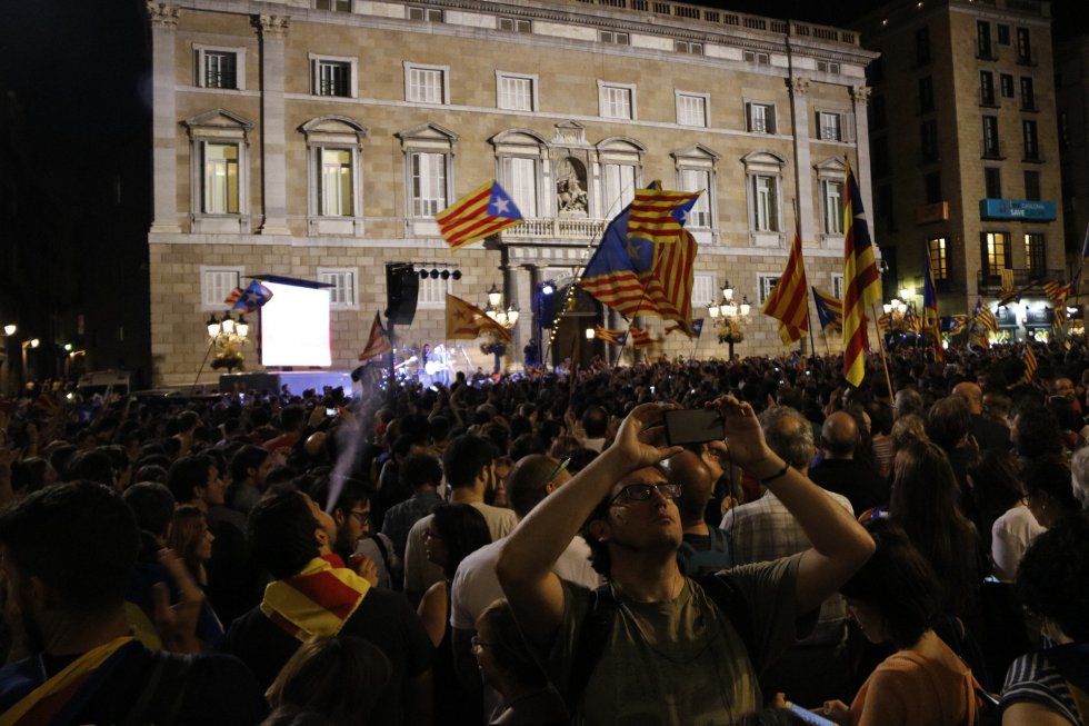 El portavoz del gobierno catalán, Jordi Turull junto al exdiputado de Esquerra, Oriol Amorós en las inmediaciones de la Plaza Sant Jaume donde miles de personas celebran la proclamació de la República catalana. El portavoz del gobierno catalán, Jordi Turull junto al exdiputado de Esquerra, Oriol Amorós en las inmediaciones de la Plaza Sant Jaume donde miles de personas celebran la proclamació de la República catalana.