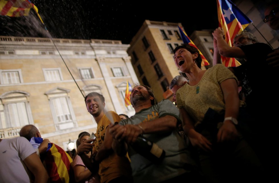 El portavoz del gobierno catalán, Jordi Turull junto al exdiputado de Esquerra, Oriol Amorós en las inmediaciones de la Plaza Sant Jaume donde miles de personas celebran la proclamació de la República catalana. El portavoz del gobierno catalán, Jordi Turull junto al exdiputado de Esquerra, Oriol Amorós en las inmediaciones de la Plaza Sant Jaume donde miles de personas celebran la proclamació de la República catalana.