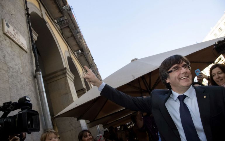 El presidente cesado de la Generalitat de Cataluña, Carles Puigdemont, a su salida de un restaurante de Girona, el pasado sábado.