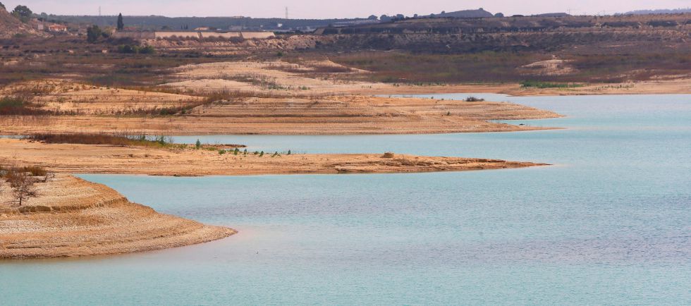 El pantano de La Pedrera, perteneciente a la cuenca hidrográfica del Segura, muestra un estado de extrema sequía. El pantano de La Pedrera, perteneciente a la cuenca hidrográfica del Segura, muestra un estado de extrema sequía.