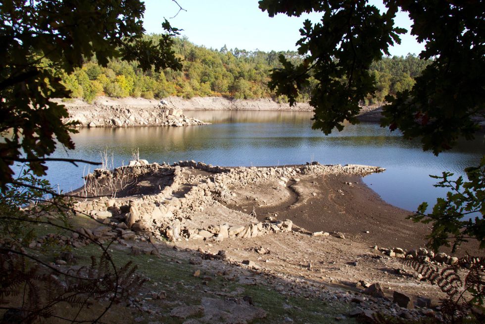 Embalse de Eiras, en Fornelos de Montes (Pontevedra), uno de los que abastece de agua a la ciudad de Vigo. El Ayuntamiento de Vigo ha puesto en marcha su plan de emergencia orientado a hacer frente a la sequía, que incluye medidas como la supresión de riegos, baldeos y purgas de la red de agua, así como el cierre de fuentes y bebederos en continuo. Embalse de Eiras, en Fornelos de Montes (Pontevedra), uno de los que abastece de agua a la ciudad de Vigo. El Ayuntamiento de Vigo ha puesto en marcha su plan de emergencia orientado a hacer frente a la sequía, que incluye medidas como la supresión de riegos, baldeos y purgas de la red de agua, así como el cierre de fuentes y bebederos en continuo.