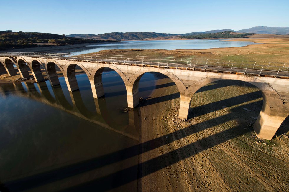 Puente de Orzales, que atraviesa el Pantano del Ebro, en Reinosa (Cantabria). La falta de lluvias mantiene el pantano del Ebro con el volumen "más bajo de las últimas diez temporadas", a un 25,8% de su capacidad. Puente de Orzales, que atraviesa el Pantano del Ebro, en Reinosa (Cantabria). La falta de lluvias mantiene el pantano del Ebro con el volumen "más bajo de las últimas diez temporadas", a un 25,8% de su capacidad.
