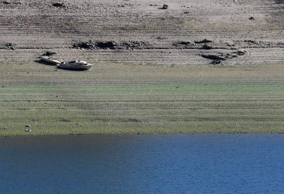 La sequía ha dejado un nivel muy bajo en el embalse de Viana do Bolo (Ourense). La sequía ha dejado un nivel muy bajo en el embalse de Viana do Bolo (Ourense).