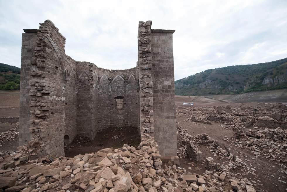 El embalse de Mansilla (La Rioja) sin agua, muestra los restos de una pequeña ermita que en situaciones normales está bajo las aguas. El embalse de Mansilla (La Rioja) sin agua, muestra los restos de una pequeña ermita que en situaciones normales está bajo las aguas.