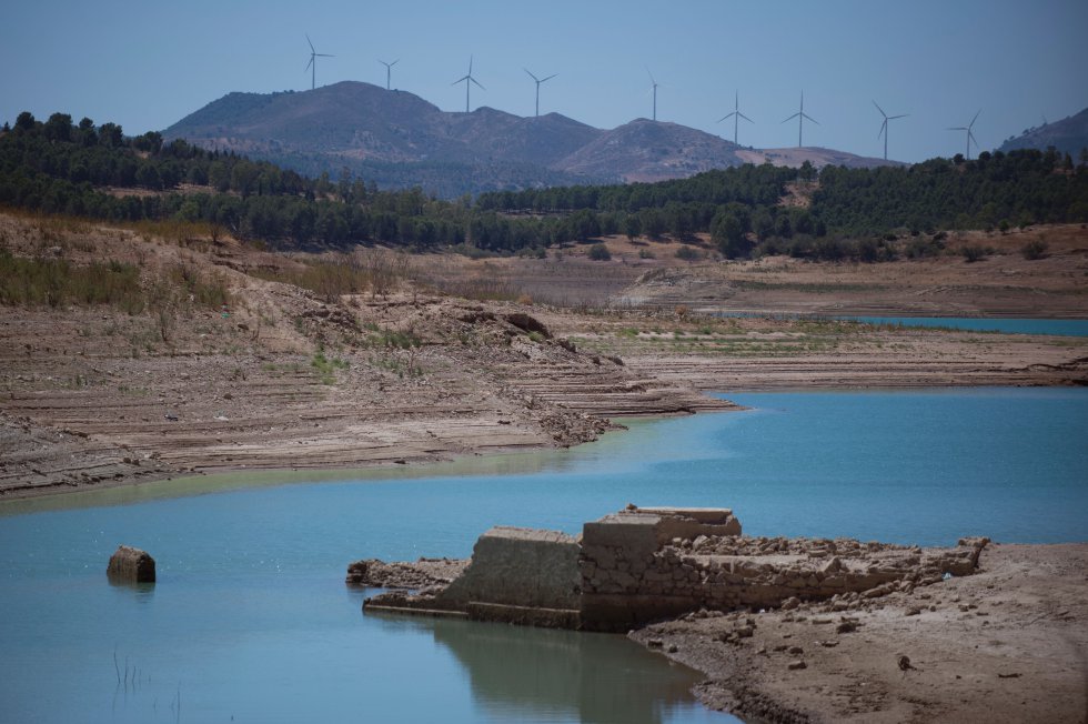 Los efectos de la sequía en el embalse del Guadalteba reservoir, en Los Campillos (Málaga). Los efectos de la sequía en el embalse del Guadalteba reservoir, en Los Campillos (Málaga).