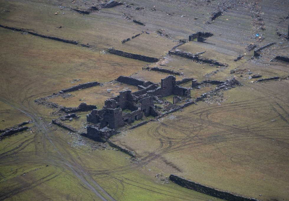 Las ruinas de Portomarin han aflorado en el embalse de Belasar. Las ruinas de Portomarin han aflorado en el embalse de Belasar.