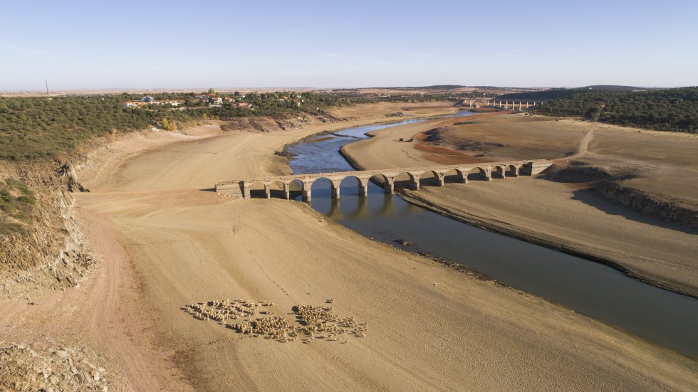 La bajada del nivel de las aguas a causa de la sequía en el embalse de Ricobayo deja al descubierto el puente antiguo de la Estrella. La bajada del nivel de las aguas a causa de la sequía en el embalse de Ricobayo deja al descubierto el puente antiguo de la Estrella.