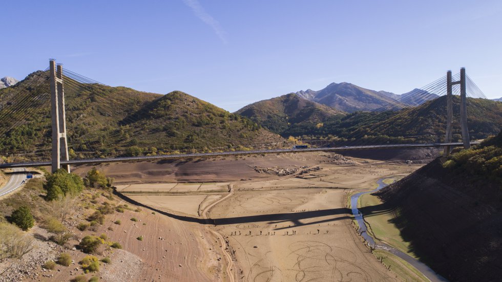 El embalse de Barrios de Luna, en León, sin apenas agua a causa de la sequía. En la imagen el puente de Fernández Casado. El embalse de Barrios de Luna, en León, sin apenas agua a causa de la sequía. En la imagen el puente de Fernández Casado.