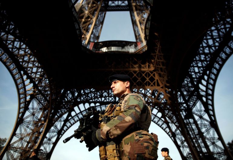 Un soldado francés vigila la Torre Eiffel y su perímetro, en París, Francia