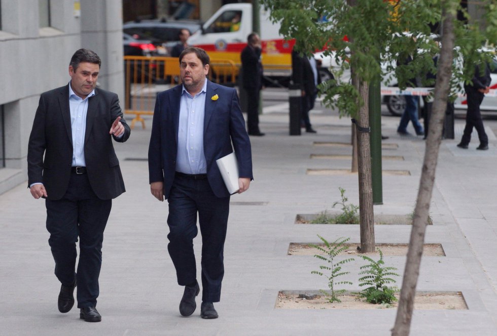 El vicepresidente cesado de la Generalitat de Cataluña, Oriol Junqueras, a su llegada a la sede de la Audiencia Nacional donde hoy están citados a declarar el expresidente de la Generalitat y el resto de exmiembros del Govern como imputados por delitos de rebelión, sedición y malversación tras la declaración unilateral de independencia, anulada por el Tribunal Constitucional. El vicepresidente cesado de la Generalitat de Cataluña, Oriol Junqueras, a su llegada a la sede de la Audiencia Nacional donde hoy están citados a declarar el expresidente de la Generalitat y el resto de exmiembros del Govern como imputados por delitos de rebelión, sedición y malversación tras la declaración unilateral de independencia, anulada por el Tribunal Constitucional.