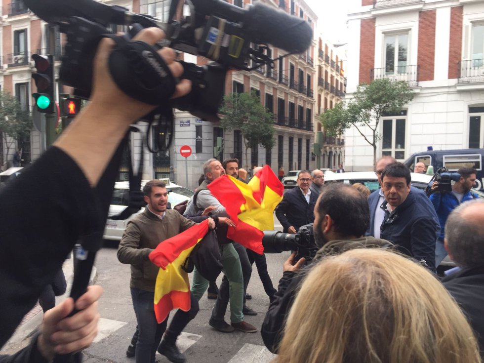 Enfrentamiento de miembros de la la extrema derecha en la esquina de la sede del Tribunal Supremo con la calle Bárbara de Braganza. Enfrentamiento de miembros de la la extrema derecha en la esquina de la sede del Tribunal Supremo con la calle Bárbara de Braganza.