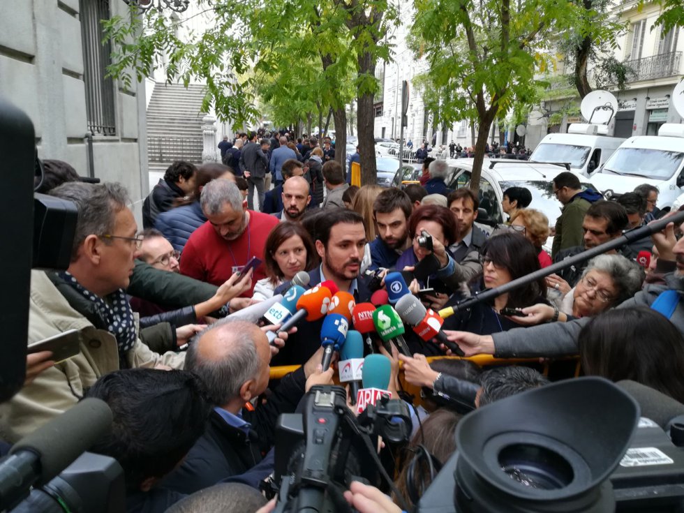 El coordinador general de IU, Alberto Garzón, atiende a los medios.