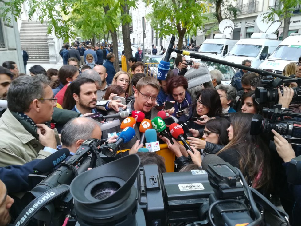 El portavoz de En Comú Podem, Xavier Domènech, atiende a los medios.