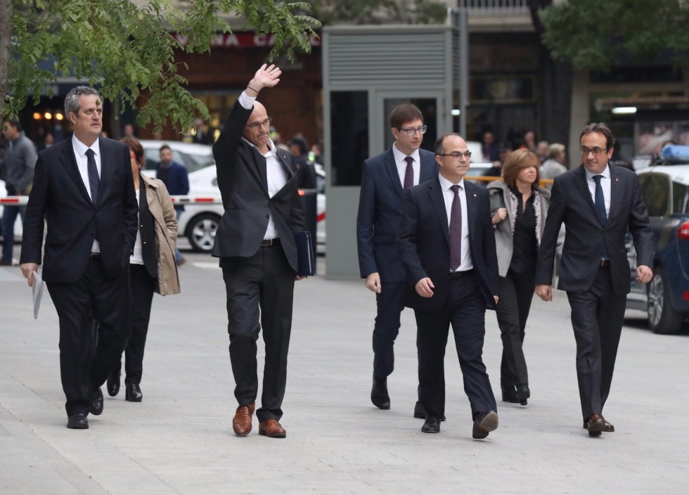 Los exconsejeros de la Generalitat de Cataluña Joaquim Forn (Interior), Dolors Bassa (Trabajo), Raül Romeva (Exteriores),Carles Mundó (Justicia), Jordi Turull (Presidencia),Meritxel Borrás (Gobernación), y Josep Rull (Territorio), a su llegada a la Audiencia Nacional donde hoy están citados a declarar el expresidente de la Generalitat y el resto de exmiembros del Govern como imputados por delitos de rebelión, sedición y malversación tras la declaración unilateral de independencia, anulada por el Tribunal Constitucional. Los exconsejeros de la Generalitat de Cataluña Joaquim Forn (Interior), Dolors Bassa (Trabajo), Raül Romeva (Exteriores),Carles Mundó (Justicia), Jordi Turull (Presidencia),Meritxel Borrás (Gobernación), y Josep Rull (Territorio), a su llegada a la Audiencia Nacional donde hoy están citados a declarar el expresidente de la Generalitat y el resto de exmiembros del Govern como imputados por delitos de rebelión, sedición y malversación tras la declaración unilateral de independencia, anulada por el Tribunal Constitucional.