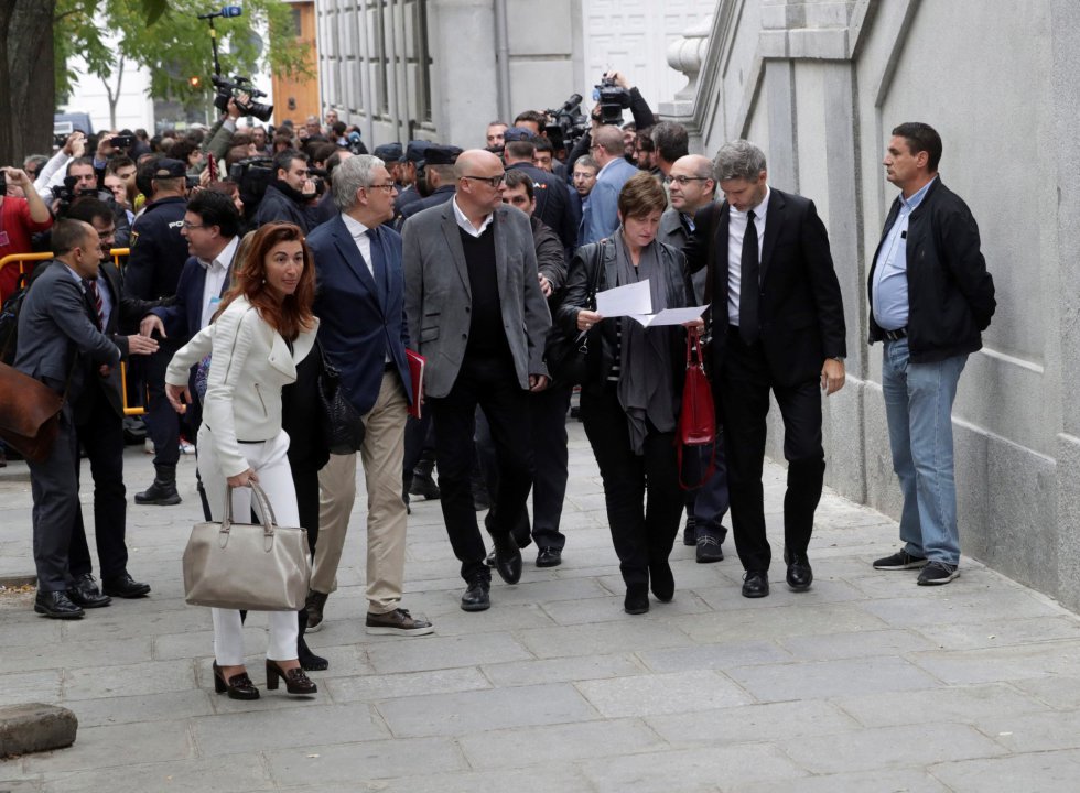 Los miembros de la Mesa del Parlament de Cataluña, Anna Simó, 2ªiz, y Lluís Guinó,detrás, entre otros, a su llegada a la sede del Tribunal Supremo, la presidenta de la cámara catalana, Carme Forcadell y el resto de los integrantes de la mesa esta citados, a declarar como imputados por delitos de rebelión, sedición y malversación tras la declaración unilateral de independencia, anulada por el Tribunal Constitucional. Los miembros de la Mesa del Parlament de Cataluña, Anna Simó, 2ªiz, y Lluís Guinó,detrás, entre otros, a su llegada a la sede del Tribunal Supremo, la presidenta de la cámara catalana, Carme Forcadell y el resto de los integrantes de la mesa esta citados, a declarar como imputados por delitos de rebelión, sedición y malversación tras la declaración unilateral de independencia, anulada por el Tribunal Constitucional.