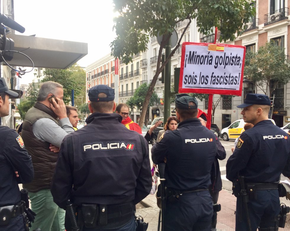 Protesta en las inmediaciones del alto Tribunal, en Madrid, ante la llegada de exconsellers y miembros de la Mesa del Parlament de Cataluña.