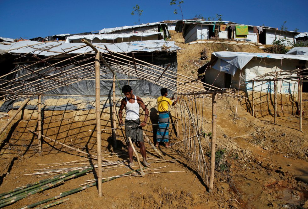Los campos de refugiados que había en Bangladesh están saturados, así que se han creado campamentos improvisados. Los refugiados fabrican sus propias tiendas con plásticos y palos de bambú. Los campos de refugiados que había en Bangladesh están saturados, así que se han creado campamentos improvisados. Los refugiados fabrican sus propias tiendas con plásticos y palos de bambú.