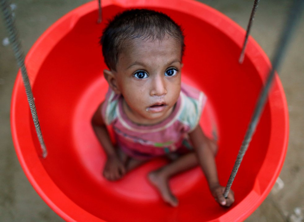 Según Save The Children, uno de cada cuatro niños rohingya está en riesgo de muerte por desnutrición en Bangladesh. Muchos de ellos llegan ya desnutridos después de un viaje de días o semanas. "Son niños con pesos muy bajos y que llevan más de un mes con una alimentación casi mínima, sin ni siquiera una comida al día", nos contaba hace poco David del Campo, el director internacional de cooperación de esta organización. Todos los días llegan niños a las clínicas necesitando alimentos terapeúticos para evitar la muerte. "Lo peor de todo es que la malnutrición aguda es la antesala a la mortalidad. Las enfermedades leves se convierten en mortales", explica David. Según Save The Children, uno de cada cuatro niños rohingya está en riesgo de muerte por desnutrición en Bangladesh. Muchos de ellos llegan ya desnutridos después de un viaje de días o semanas. "Son niños con pesos muy bajos y que llevan más de un mes con una alimentación casi mínima, sin ni siquiera una comida al día", nos contaba hace poco David del Campo, el director internacional de cooperación de esta organización. Todos los días llegan niños a las clínicas necesitando alimentos terapeúticos para evitar la muerte. "Lo peor de todo es que la malnutrición aguda es la antesala a la mortalidad. Las enfermedades leves se convierten en mortales", explica David.