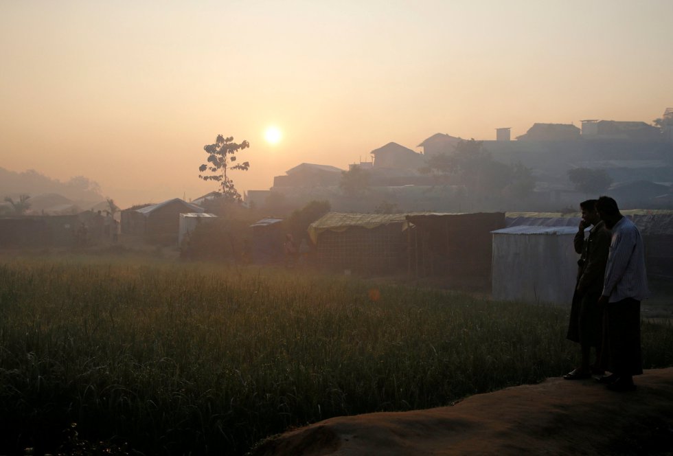 Las adolescentes rohingyas son especialmente vulnerables, sobre todo cuando tienen la menstruación. "Por el día, no quieren ir a las letrinas comunes porque los hombres las miran mientras se asean y por la noche corren el riesgo de ser violadas o atacadas", nos cuenta Elspeth Chapman, especialista en emergencias de Plan Internacional. Muchas optan por no salir de las tiendas y utilizar trozos de ropa en sustitución de los productos de higiene que no tienen. Las adolescentes rohingyas son especialmente vulnerables, sobre todo cuando tienen la menstruación. "Por el día, no quieren ir a las letrinas comunes porque los hombres las miran mientras se asean y por la noche corren el riesgo de ser violadas o atacadas", nos cuenta Elspeth Chapman, especialista en emergencias de Plan Internacional. Muchas optan por no salir de las tiendas y utilizar trozos de ropa en sustitución de los productos de higiene que no tienen.