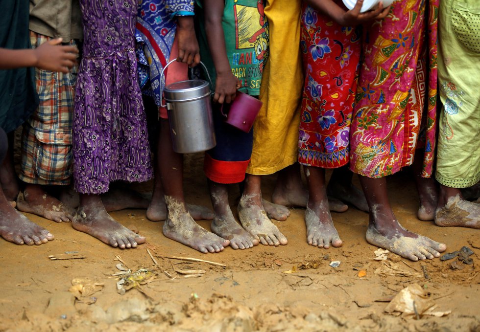 Los refugiados llegan sin nada y dependen completamente de la ayuda de emergencia. Hace unas semanas, la ONU organizó una conferencia de donantes, en la que varios estados se comprometieron a desembolsar un total de 280 millones de euros para asistir a los refugiados rohingya. Los refugiados llegan sin nada y dependen completamente de la ayuda de emergencia. Hace unas semanas, la ONU organizó una conferencia de donantes, en la que varios estados se comprometieron a desembolsar un total de 280 millones de euros para asistir a los refugiados rohingya.