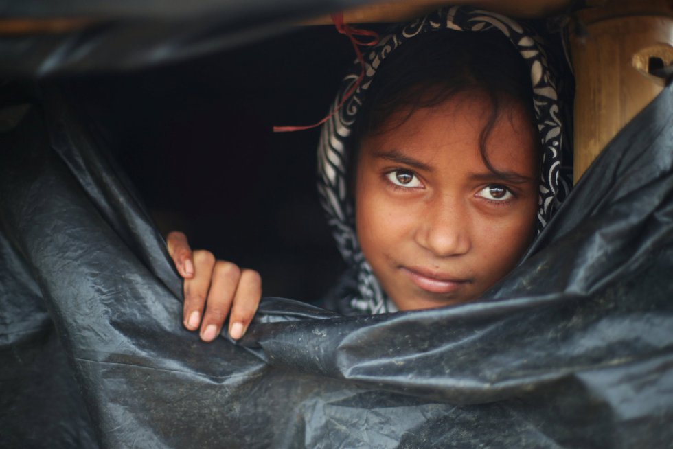Todas las adolescentes rohingya, según la ONU, son víctimas o testigos de violaciones, ataques sexuales o asesinatos. Llegan a Bangladesh y siguen siendo víctimas de esa violencia, pero no lo cuentan ni buscan ayuda. Desde Plan Internacional, dicen que igual que hay espacios donde los niños se sienten seguros y protegidos, deben crearse esos espacios también para las adolescentes. Todas las adolescentes rohingya, según la ONU, son víctimas o testigos de violaciones, ataques sexuales o asesinatos. Llegan a Bangladesh y siguen siendo víctimas de esa violencia, pero no lo cuentan ni buscan ayuda. Desde Plan Internacional, dicen que igual que hay espacios donde los niños se sienten seguros y protegidos, deben crearse esos espacios también para las adolescentes.