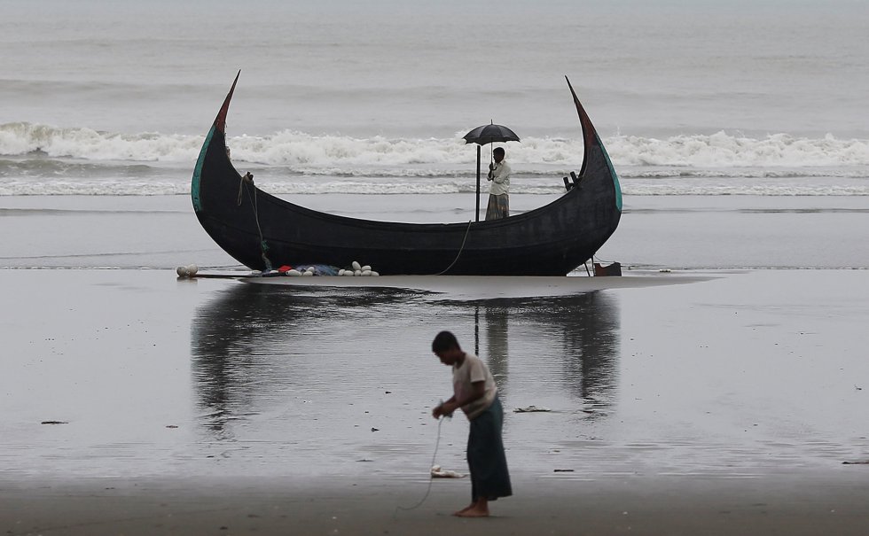 Durante el viaje desde Myanmar a Bangladesh, hay tramos del camino que pueden hacer en barco. Decenas han muerto ahogados. Durante el viaje desde Myanmar a Bangladesh, hay tramos del camino que pueden hacer en barco. Decenas han muerto ahogados.