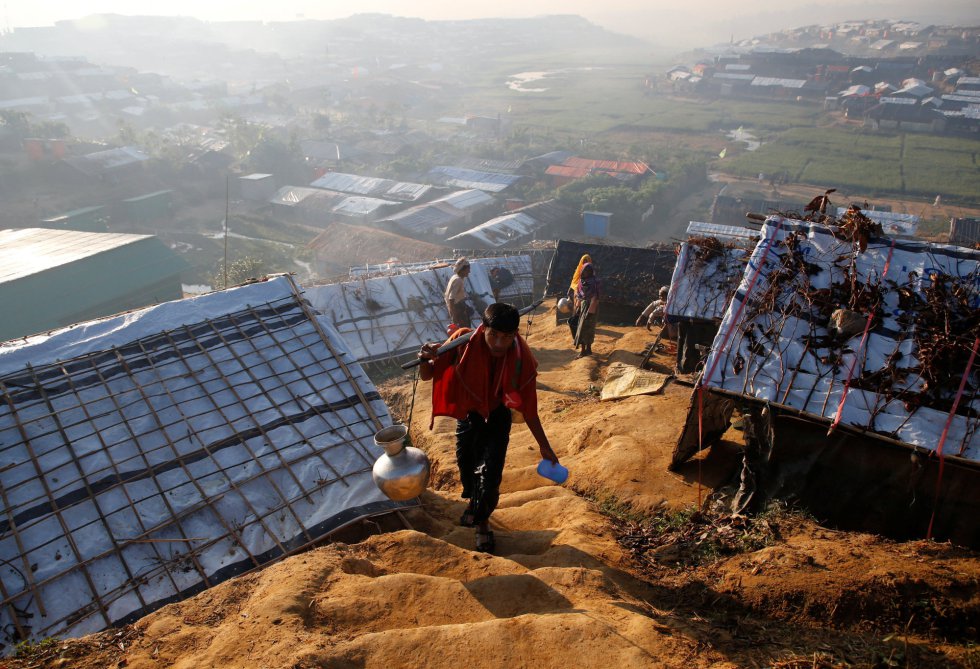 Construyen sus propias tiendas en colinas empinadas donde es muy complicado acceder. Las organizaciones humanitarias describen la situación como un infierno. "No hay la suficiente disponibilidad de letrinas o agua potable y eso complica mucho la situación", nos cuenta María Simón, la coordinadora de emergencias de Médicos Sin Fronteras en Bangladesh. Construyen sus propias tiendas en colinas empinadas donde es muy complicado acceder. Las organizaciones humanitarias describen la situación como un infierno. "No hay la suficiente disponibilidad de letrinas o agua potable y eso complica mucho la situación", nos cuenta María Simón, la coordinadora de emergencias de Médicos Sin Fronteras en Bangladesh.