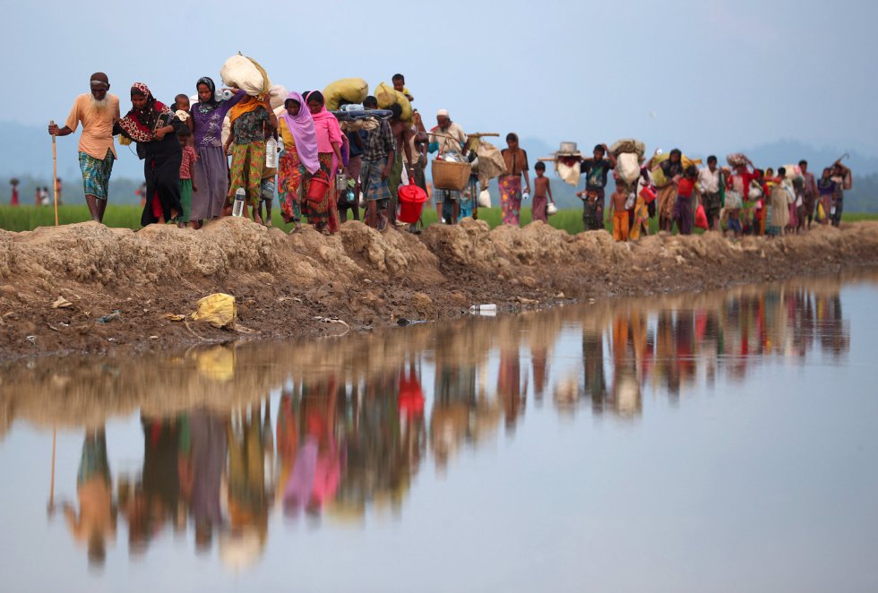 Llegan a Bangladesh después de haber andado durante días o semanas. Desde finales de agosto han llegado más de 500.000, que se suman a los 300.000 que ya había en el país. Entre 1.000 y 3.000 continúan cruzando la frontera cada día. Huyen de una ola de violencia en Rakhine (Myanmar), pero el Gobierno de ese país niega que las fuerzas militares estén atacando a civiles. La ONU, por su parte, lo describe como una limpieza étnica que podría ponerse como ejemplo en los libros de texto. En una conferencia de donantes celebrada hace poco por las Naciones Unidas, Filippo Grandi, el alto comisionado para los refugiados, decía que la causa de este problema estaba en Myanmar y por lo tanto la solución tiene que buscarse allí.Tanto él, como el embajador de Bangladesh, coinciden en que el hecho de que Myanmar no reconozca a los rohingyas como ciudadanos bloquea el camino hacia esa solución. Llegan a Bangladesh después de haber andado durante días o semanas. Desde finales de agosto han llegado más de 500.000, que se suman a los 300.000 que ya había en el país. Entre 1.000 y 3.000 continúan cruzando la frontera cada día. Huyen de una ola de violencia en Rakhine (Myanmar), pero el Gobierno de ese país niega que las fuerzas militares estén atacando a civiles. La ONU, por su parte, lo describe como una limpieza étnica que podría ponerse como ejemplo en los libros de texto. En una conferencia de donantes celebrada hace poco por las Naciones Unidas, Filippo Grandi, el alto comisionado para los refugiados, decía que la causa de este problema estaba en Myanmar y por lo tanto la solución tiene que buscarse allí.Tanto él, como el embajador de Bangladesh, coinciden en que el hecho de que Myanmar no reconozca a los rohingyas como ciudadanos bloquea el camino hacia esa solución.